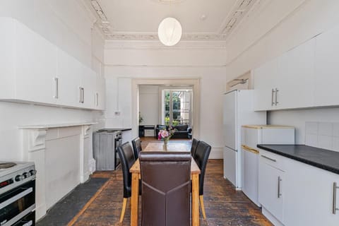 Westbourne Place Townhouse - by Clifton Short Lets Hotel in Bristol