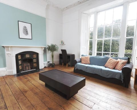 Westbourne Place Townhouse - by Clifton Short Lets Hotel in Bristol