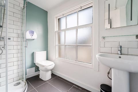 Westbourne Place Townhouse - by Clifton Short Lets Hotel in Bristol