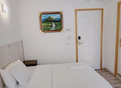 Barcelona CoronaHostal Bed and Breakfast in Badalona