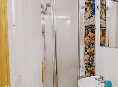 Barcelona CoronaHostal Bed and Breakfast in Badalona