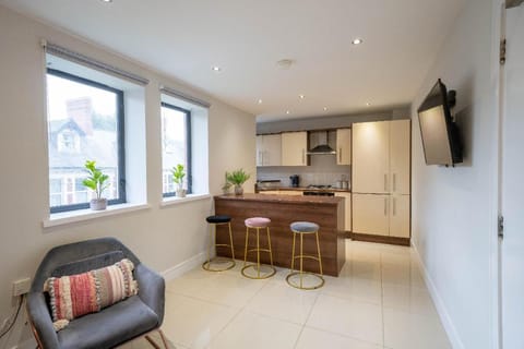 Sleeps 6 beside queens university Apartment in Belfast