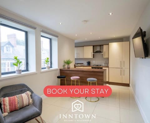 Sleeps 6 beside queens university Apartment in Belfast