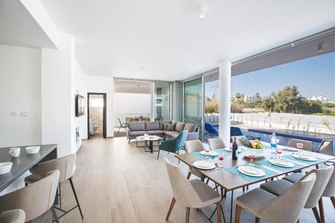 Villa Prol17, Exquisite 5bdr Villa with Pool, Close to Fig Tree Bay Beach Hotel in Protaras