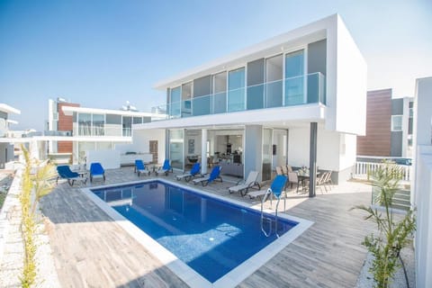 Villa Prol17, Exquisite 5bdr Villa with Pool, Close to Fig Tree Bay Beach Hotel in Protaras