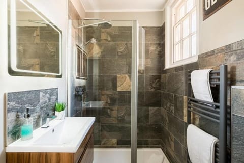 L-Spa Boutique Apartments - Deluxe two bedroom  Apartment in Royal Leamington Spa