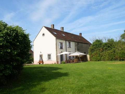 Holiday Home in Diges with Garden  Cycling Vacation rental in Bourgogne-Franche-Comté