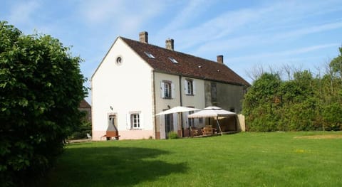 Holiday Home in Diges with Garden  Cycling Vacation rental in Bourgogne-Franche-Comté