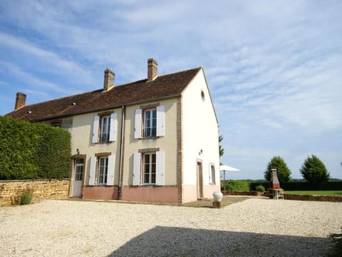 Holiday Home in Diges with Garden  Cycling Vacation rental in Bourgogne-Franche-Comté