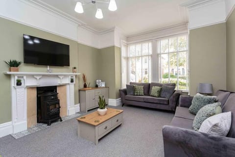 Spacious & Luxurious House Near Beach - Sleeps 10 Vacation rental in Lytham St Annes
