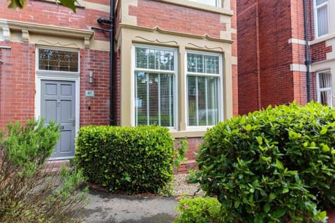 Spacious & Luxurious House Near Beach - Sleeps 10 Vacation rental in Lytham St Annes