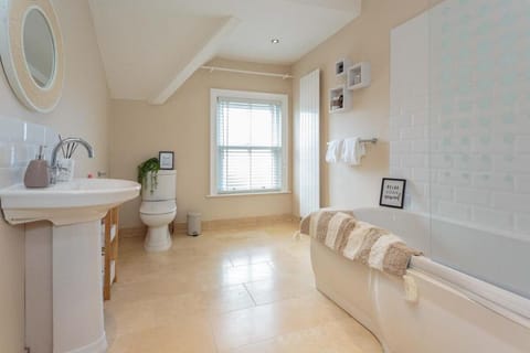 Spacious & Luxurious House Near Beach - Sleeps 10 Vacation rental in Lytham St Annes
