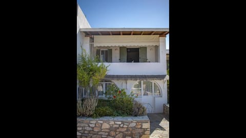 Private villa Agia Irini, 350 meter to the beach for 4 guests with pool access Apartment in Paros, Greece