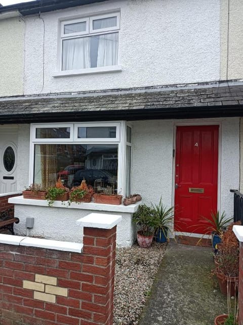 Close to city centre home with public transport Vacation rental in Belfast
