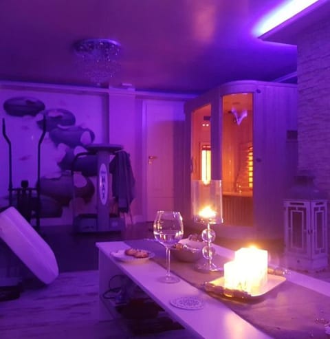 Dom nad jeziorem z prywatnym kortem, jacuzzi,sauna Vacation rental in Pomeranian Voivodeship