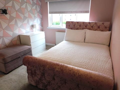 Beautiful 3 bedroom home with large garden 35 mins to Glasgow & Edinburgh Vacation rental in Scotland