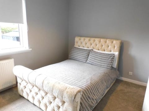 Beautiful 3 bedroom home with large garden 35 mins to Glasgow & Edinburgh Vacation rental in Scotland