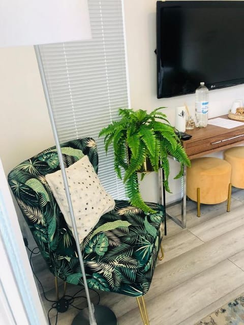 MeeZee Pearl Double Bed Lodge With Free Parking Bed and Breakfast in Salford