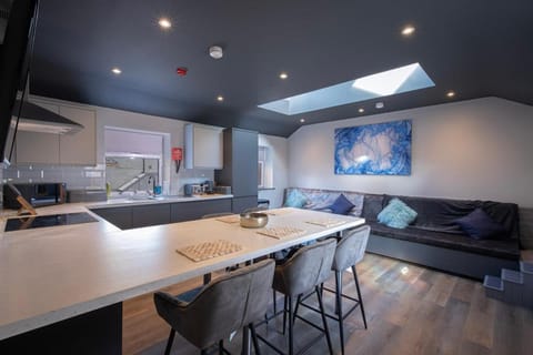 Ocean View Apartments - Sloane - sleeps 5 Apartment in Blackpool