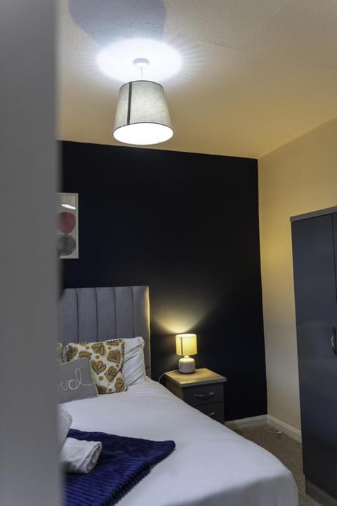 2 BDR House At Caledonia Luxe Stays Short Lets & Serviced Accommodation Larkhall Vacation rental in England