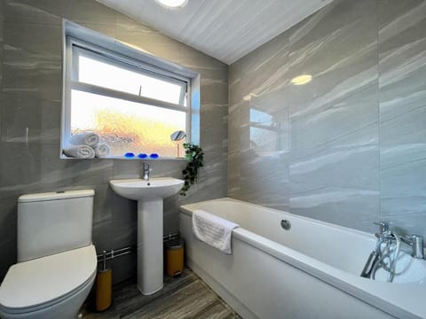 Curzon House One - Contractors or Family Holidays Vacation rental in Cleethorpes