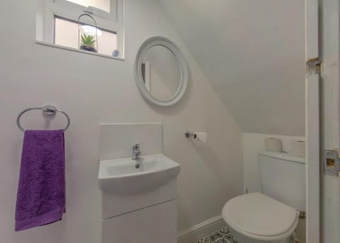 Modern 4 Bedroom Home with Superfast Wi-fi Vacation rental in Metropolitan Borough of Solihull