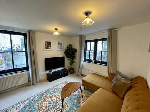 Cosy Oasis in the Heart of Clifton Village Apartment in Bristol