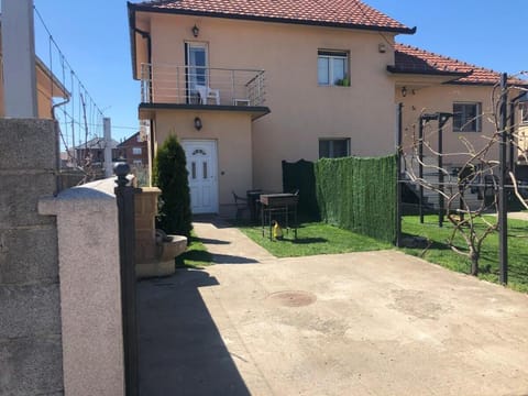 Airport Accommodation 2BR W/Free Private Parking✈ Apartment in Belgrade