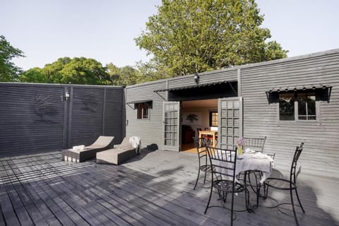 Avemore Vineyard View - wood fired hot tub and full power back up Apartment in Stellenbosch