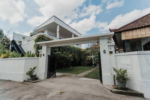 Dana's House Bed and Breakfast in Kerambitan