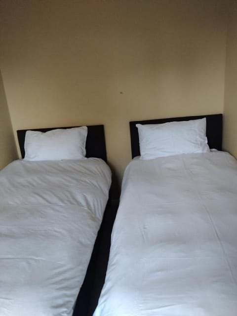 Family house with 3beds, 3baths wifi & parking Vacation rental in Cape Town