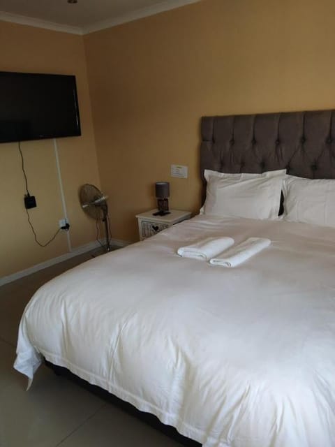 Family house with 3beds, 3baths wifi & parking Vacation rental in Cape Town