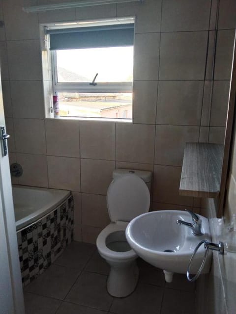 Family house with 3beds, 3baths wifi & parking Vacation rental in Cape Town