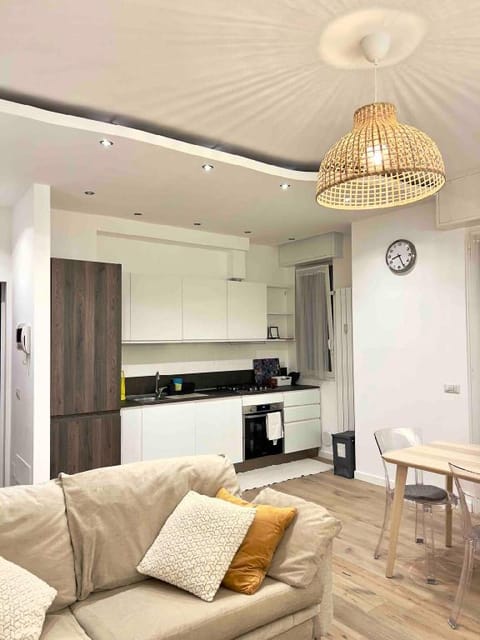 Sunshine Apartment - Metro Inganni Apartment in Milan