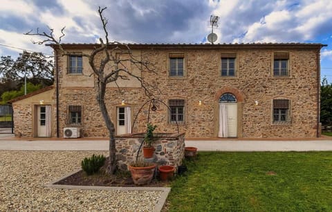 Villa Cristina, modern farmhouse with Private Pool between Lucca and the Beach of Camaiore Apartment in Lucca