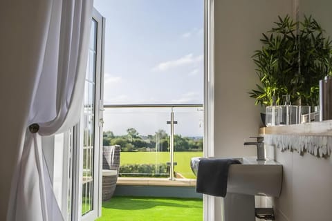 Stunning views, Hot tub, 5 mins to Chester Vacation rental in Chester