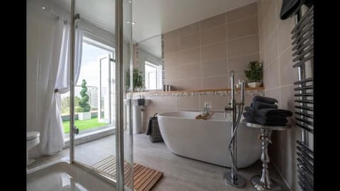 Stunning views, Hot tub, 5 mins to Chester Vacation rental in Chester