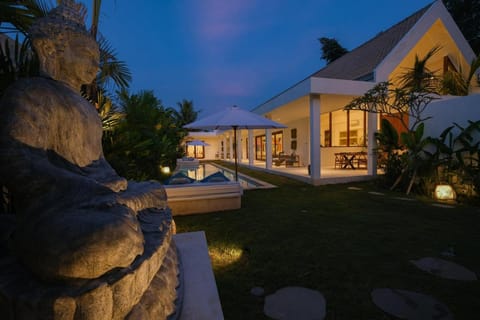 Ubud Luxury 2-Bedroom Villa with Private Pool and BBQ - Serene Escape! Villa in Abiansemal