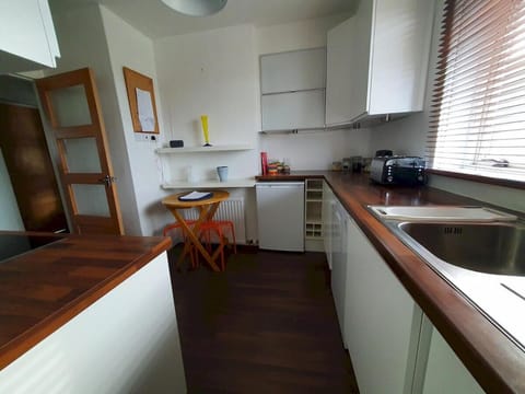 2 Bedroom, free parking & Netflix near hospitals Hotel in Aberdeen