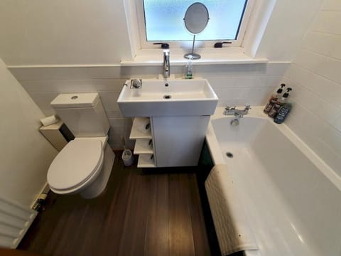 2 Bedroom, free parking & Netflix near hospitals Hotel in Aberdeen