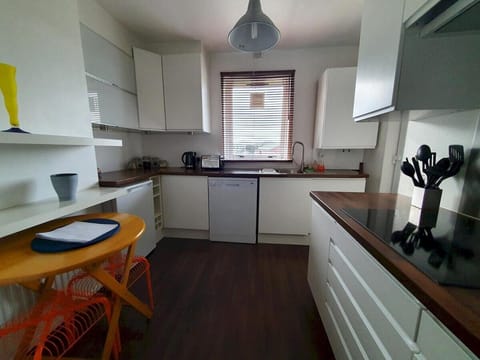 2 Bedroom, free parking & Netflix near hospitals Hotel in Aberdeen