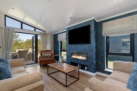 Dewin Bach - Luxury Lodge, Hot Tub, Close to Beach Apartment in Saint Florence