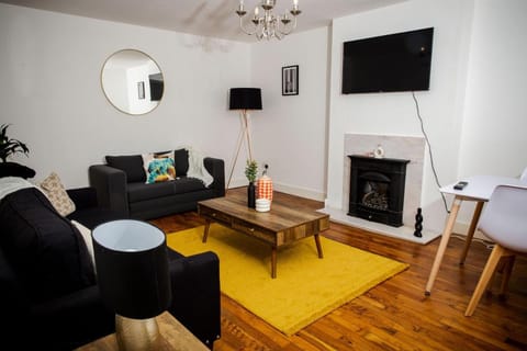 2 BDR House At Caledonia Luxe Stays Short Lets & Serviced Accommodation Alloa Vacation rental in Scotland