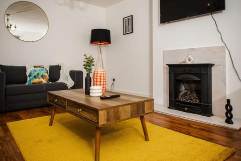 2 BDR House At Caledonia Luxe Stays Short Lets & Serviced Accommodation Alloa Vacation rental in Scotland