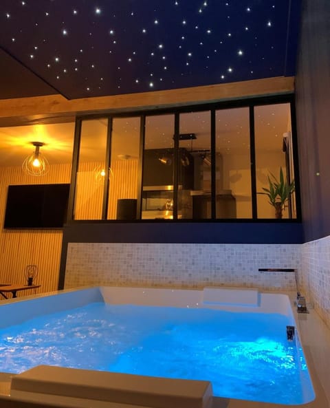 L'Eclipse maison romantique avec Jacuzzi Bed and Breakfast in Normandy