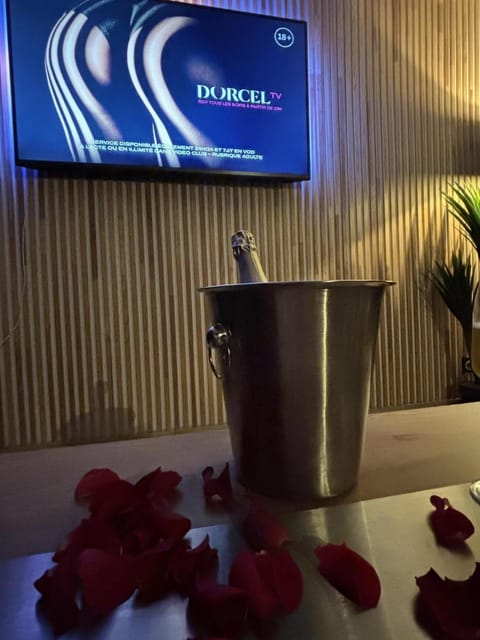 L'Eclipse maison romantique avec Jacuzzi Bed and Breakfast in Normandy