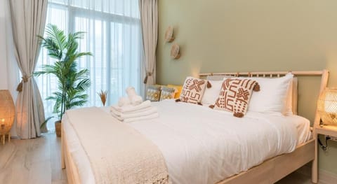 Stunning studio with Balcony with Marina view Apartment in Dubai