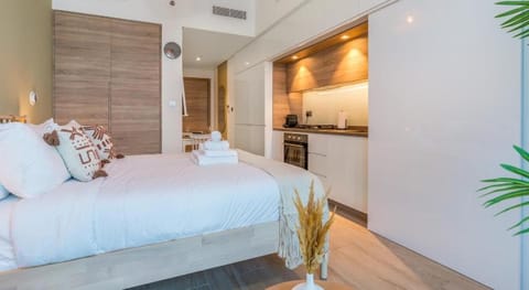 Stunning studio with Balcony with Marina view Apartment in Dubai