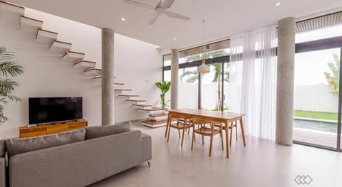 Villa Luna Kedungu: Modern 2-BR w/ pool & rooftop Villa in Kediri