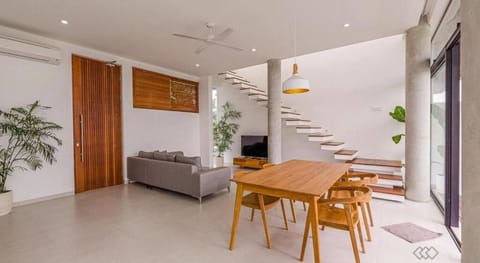 Villa Luna Kedungu: Modern 2-BR w/ pool & rooftop Villa in Kediri